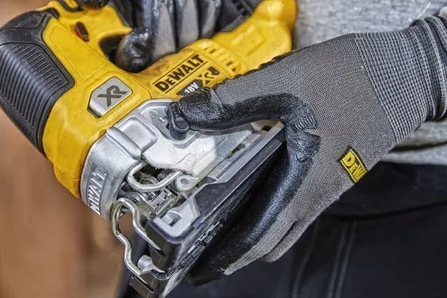 dewalt-dcs334nt-wyrzynarka-18v-brushless-glebokosc-ciecia-w-metalu-10-mm