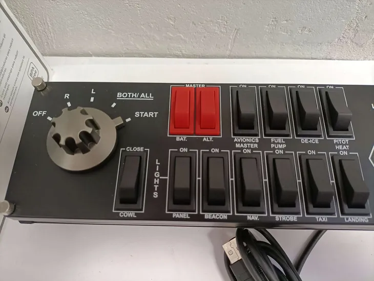 logitech-g-saitek-pro-flight-switch-panel-marka-logitech