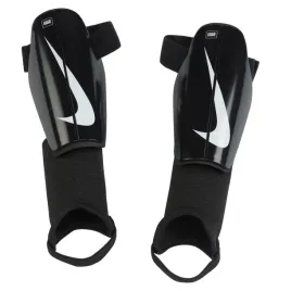 ochraniacze-na-golen-i-kostke-nike-charge-y-r-s-czarny