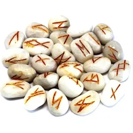 alfabet-runiczny-na-kamieniach-agat-bialy-runy