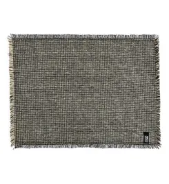 elegancka-czarna-podkladka-stolowa-do-kuchni-i-jadalni-markslojd