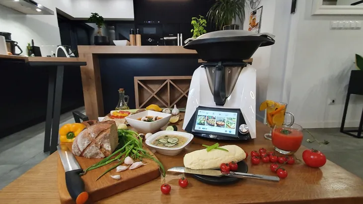 robot-kuchenny-cobbo-7-bezpieczenstwo-automatyczne-zatrzymanie-podczas-podniesienia-glowicy-blokada-bezpieczenstwa-blokada-pokrywy-blokada-ramienia-mieszajacego-nozki-antyposlizgowe-wylacznik-bezpieczenstwa-zabezpieczenie-przed-nieprawidlowym-montazem-zabezpieczenie-przed-przegrzaniem