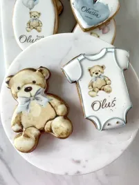 ciastko-lukrowane-zestaw-w-pudelku-misiu-ilustracja-body-chlopiec-podziekow