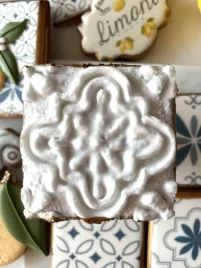 ciastko-lukrowane-bialy-kafelek-ornament-3d-wloskie-wakacje