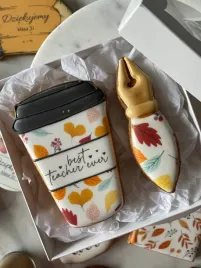 ciastko-lukrowane-zestaw-pioro-i-kubek-to-go-best-teacher-ever-recznie-robi