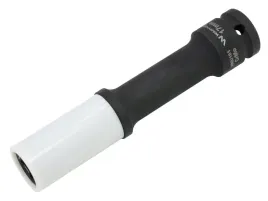 nasadka-udarowa-1-2-ze-stali-crmo-17mm-dluga-150mm-z-oslona-z-tworzywa-do
