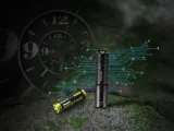 latarka-fenix-e01-v2-0-100-lm-plec-kobieta-mezczyzna-dziewczynka-chlopiec