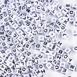 koraliki-biale-akryl-czarne-litery-kwadrat-100szt