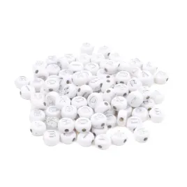 koraliki-do-bransoletek-bialy-dysk-srebrne-litery-7mm