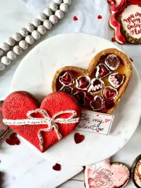 pierniczek-szkatulka-walentynkowa-3-d-z-piernikowymi-czekoladkami-love-pude