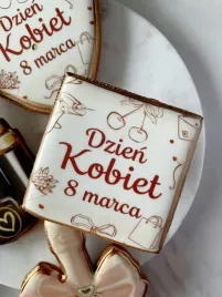ciastko-lukrowane-dzien-kobiet-napis-plakietka-prezent-roz-xl-kwadrat