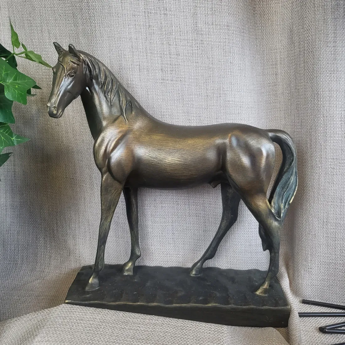 figurka-kon-28x24cm