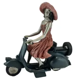 figurka-kobieta-jadaca-na-skuterze-24-cm-prezent
