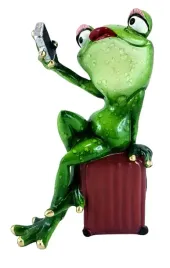 figurka-zaba-selfie-z-walizka-podrozniczka-155cm