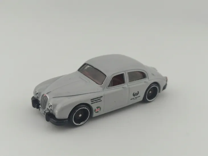 hot-wheels-jaguar-mk1