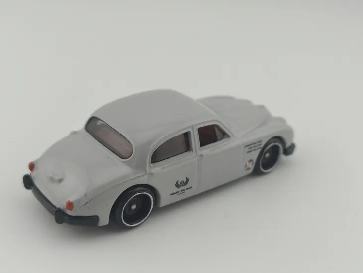 hot-wheels-jaguar-mk1-stan-nowy