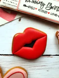 pierniczek-usta-kiss-me-buziak-czerwone