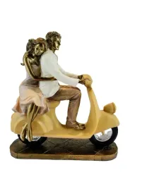 figurka-para-na-skuterze-zakochani-22x20x8