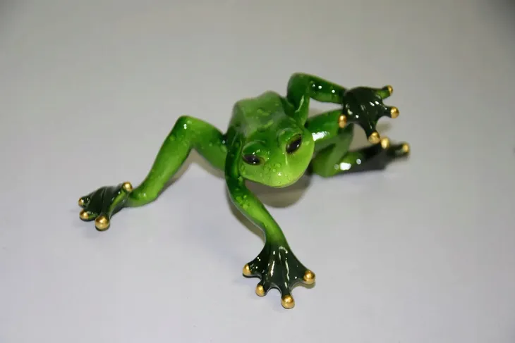 figurka-zaba-16x6x10cm-material-wykonania-tworzywo-sztuczne