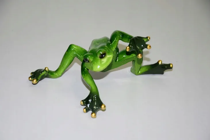 figurka-zaba-16x6x10cm-kolor-odcienie-zieleni