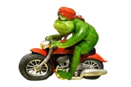 figurka-zaba-motocyklista-11x10x9