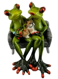 figurka-zaby-para-na-kanapie-z-psem-12x105x12