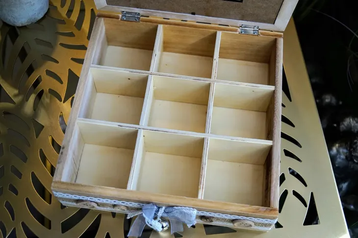 pudelko-na-herbate-material-wykonania-drewno