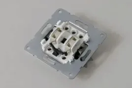 mechanizm-przelacznika-podtynkowy-astabilny