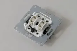 mechanizm-przelacznika-podtynkowy-stabilny