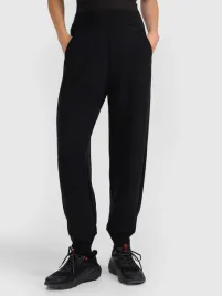 4f-spodnie-dresowe-damskie-z-kieszeniami-4fwaw25ttrof1180-czarne
