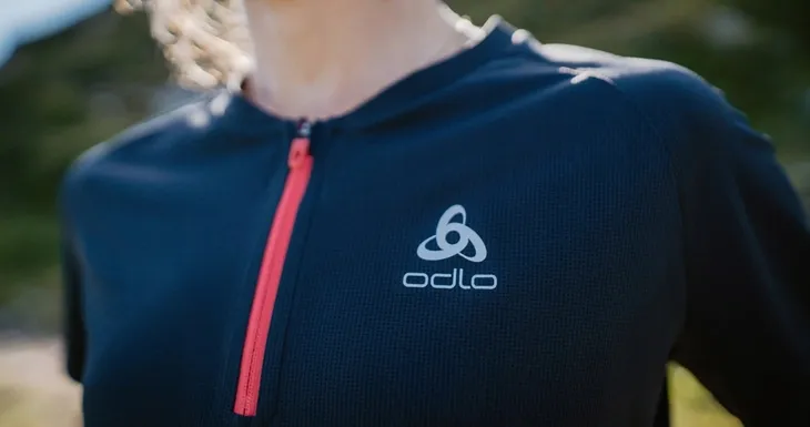 odlo-bluza-damska-essential-light-mid-layer-1-2-zip-plec-kobieta