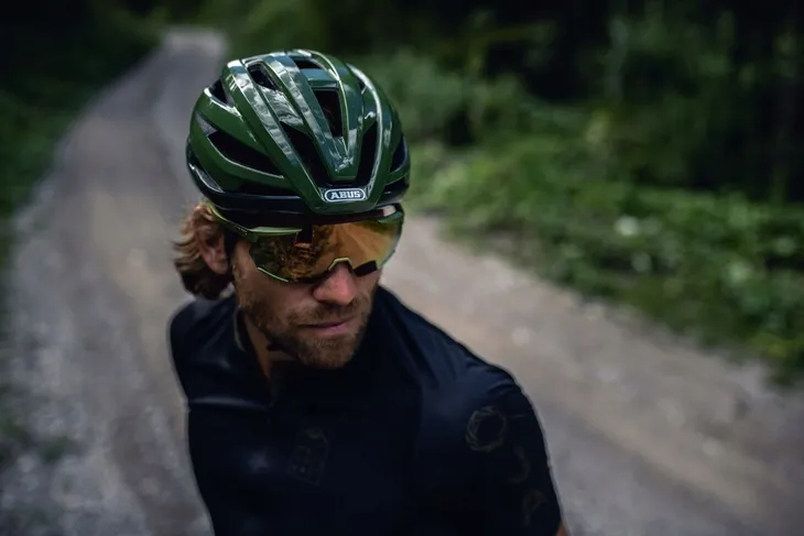 abus-kask-rowerowy-stormchaser-bordeaux-czerwony-marka-abus