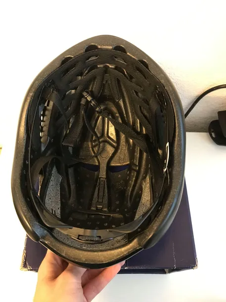 abus-kask-rowerowy-gamechanger-czarny-typ-kasku-szosowy