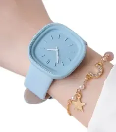 stylowy-damski-zegarek-pastelowy-blekit-or-minimalistyczny-design