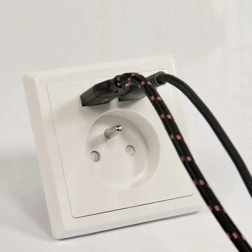 gniazdo-elektryczne-usb-scienne-gefom-bialy-stan-powystawowy