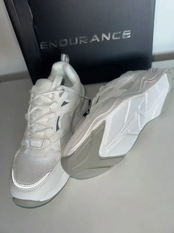 endurance-sneakersy