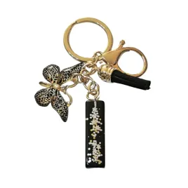 brelok-z-litera-i-elegancki-czarny-design-z-motylem