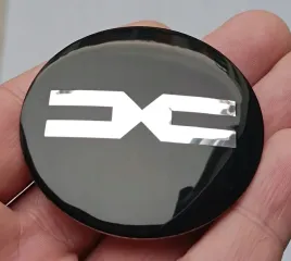 4x-aluminiowe-emblematy-naklejki-na-dekielki-dacia-56-mm-czarne-nowe-logo