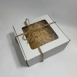biale-pudelko-prezentowe-z-okienkiem-20x20x10-cm-wypelniacz-60g-sznurek