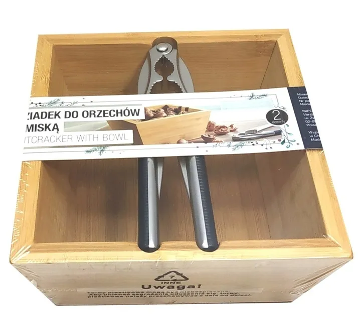 smukee-dziadek-do-orzechow-z-miska