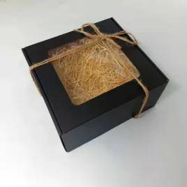 czarne-pudelko-prezentowe-z-okienkiem-20x20x10-cm-wypelniacz-60g-sznurek