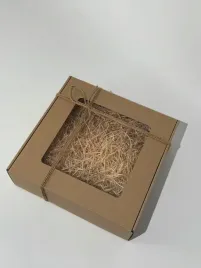 pudelko-prezentowe-z-okienkiem-30x30x10-cm-wypelniacz-60g-sznurek