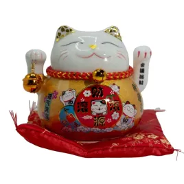 ceramiczny-kot-szczescia-maneki-neko-zloty-na-poduszce-machajaca-lapka