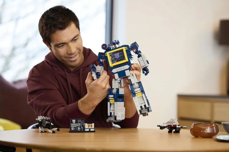 lego-icons-transformers-soundwave