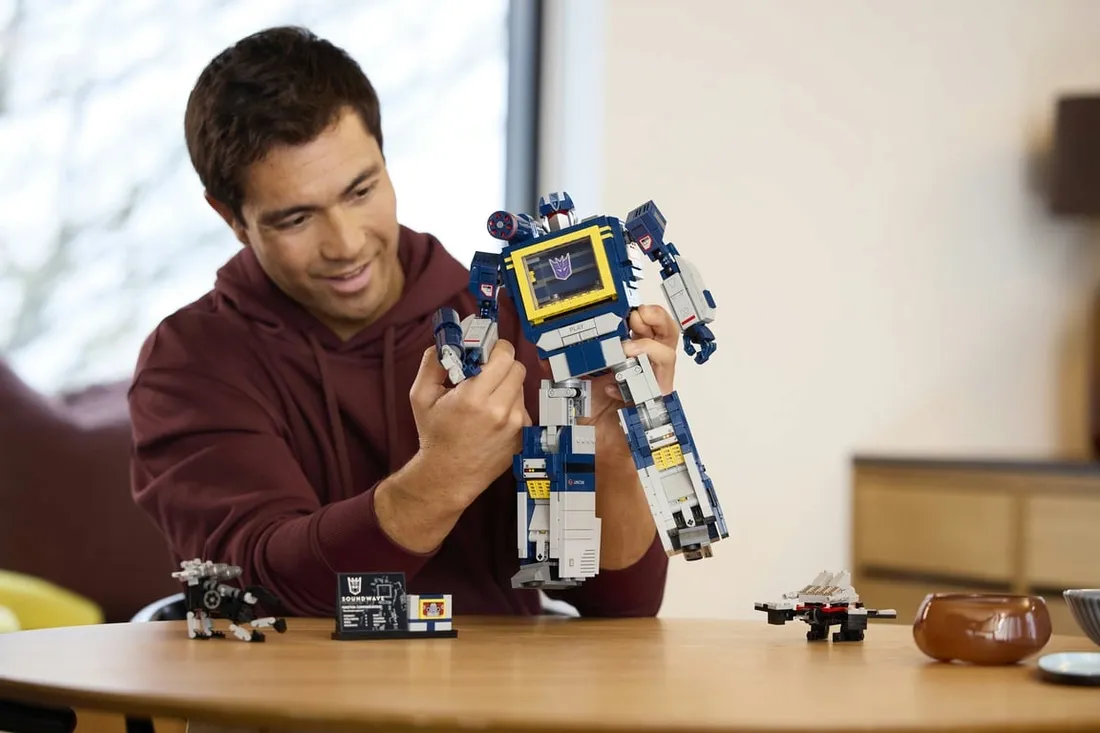 lego-icons-transformers-soundwave