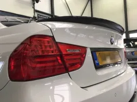 lotka-klapy-bagaznika-spoiler-do-bmw-e90-m-performance-czarny-spojler