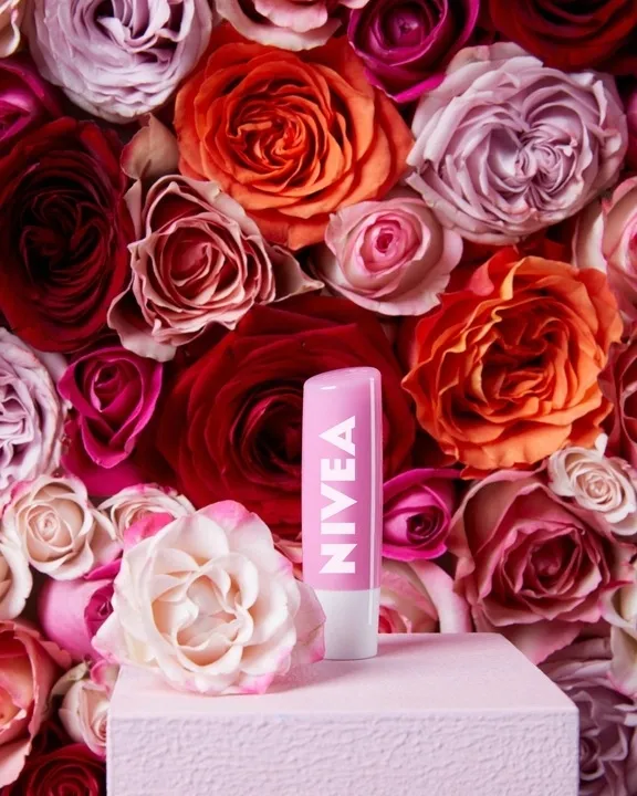 nivea-soft-rose-pielegnujaca-pomadka-do-ust-48g