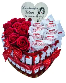 tort-kinder-kosz-prezentowy-slodycze-zestaw-prezent-urodziny-roze-dla-niej