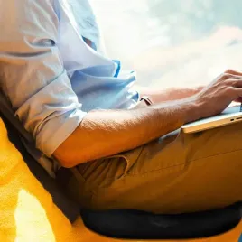 ergonomiczna-poduszka-donutowa-z-pokrywa-welurowa-i-antyposlizgowym-dnem