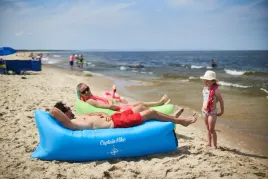 nadmuchiwana-rozkladana-sofa-lazy-bag-air-na-plaze-fotel-materac-lezak